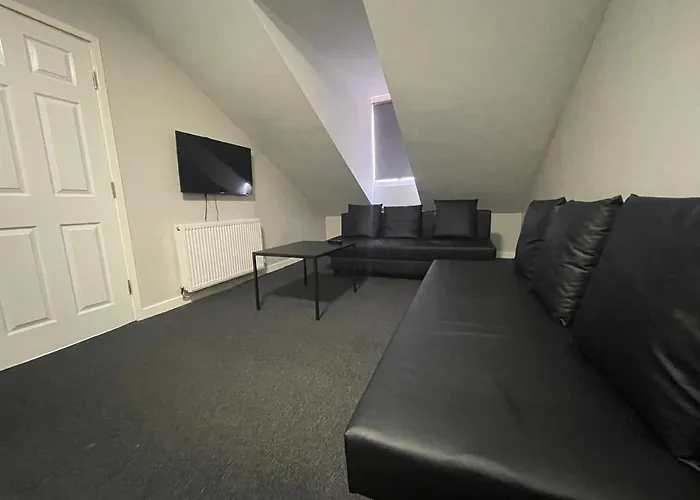 Mays Apartments - 102 Mill Street, Free Parking, 2 Minute Walk To Baltic Market And City Centre - Apartments Sleep 1-10 Guests