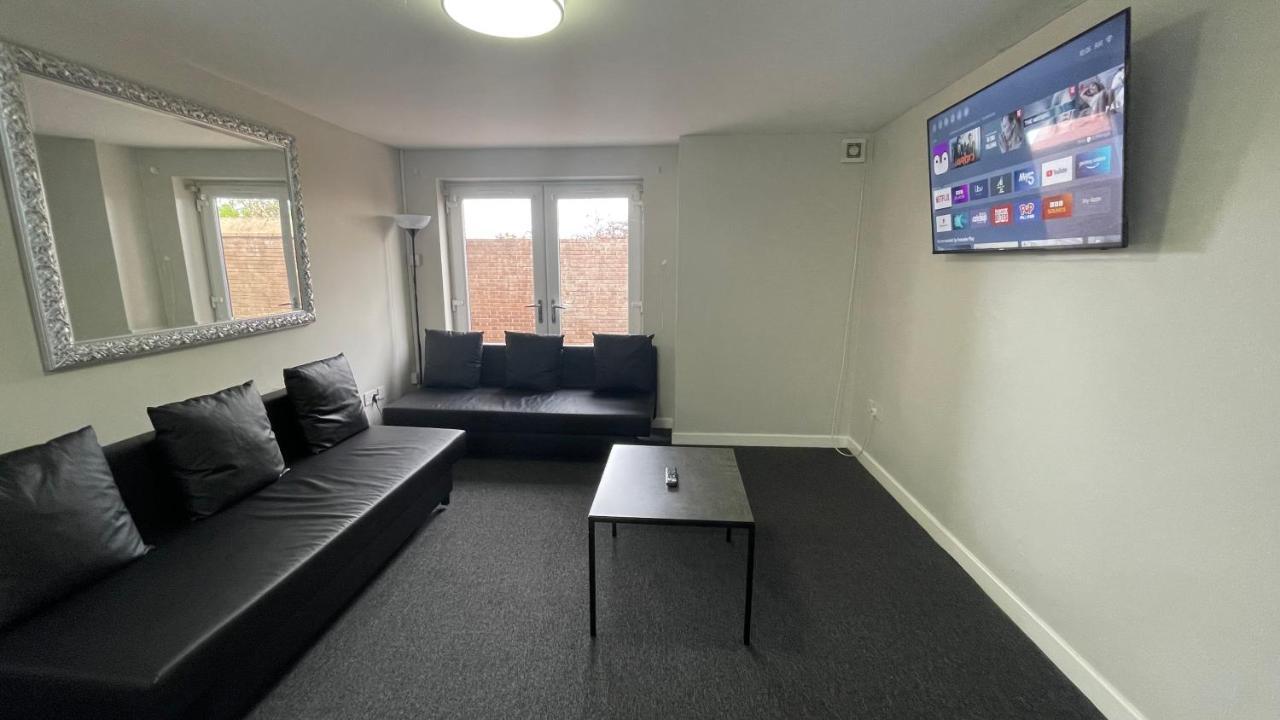 Aparthotel Mays - 102 Mill Street, Free Parking, 2 Minute Walk To Baltic Market And Centre - Sleep 1-10 Guests