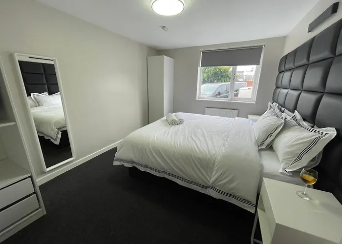 Mays Apartments - 102 Mill Street, Free Parking, 2 Minute Walk To Baltic Market And City Centre - Apartments Sleep 1-10 Guests
