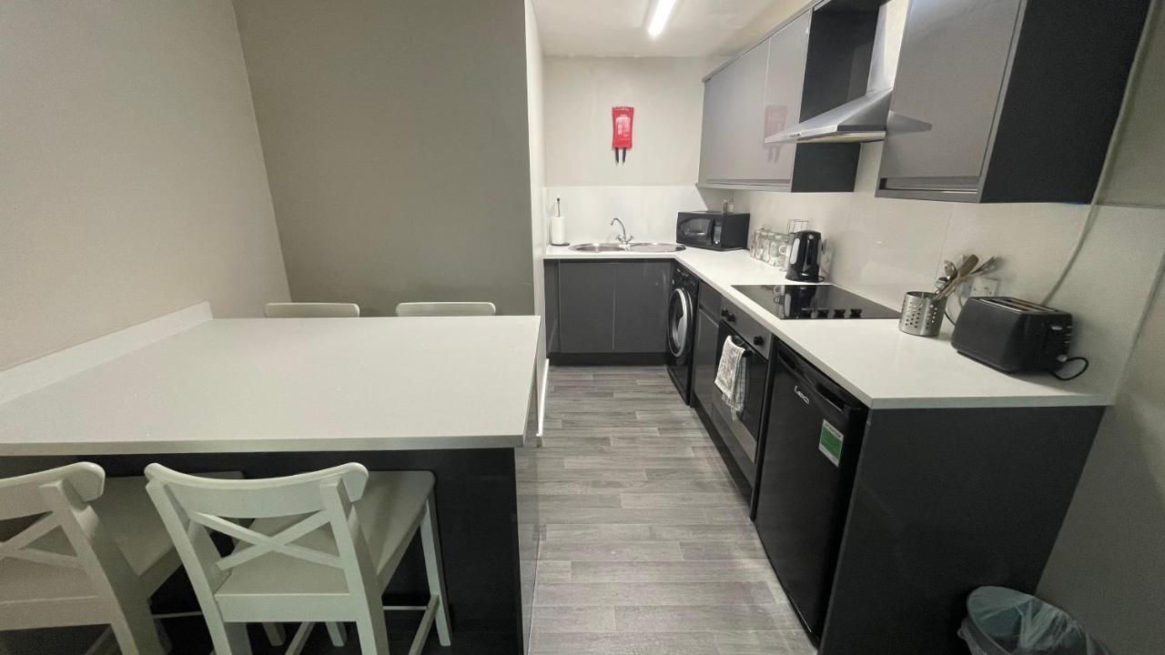 Mays Apartments: Centre Convenience With Free Parking Aparthotel
